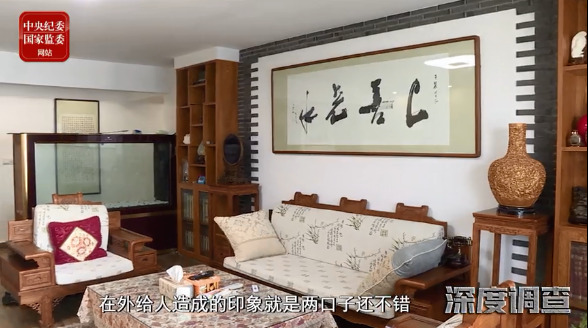 触目惊心！女贪官赃物曝光：爱马仕丝巾整整一柜子