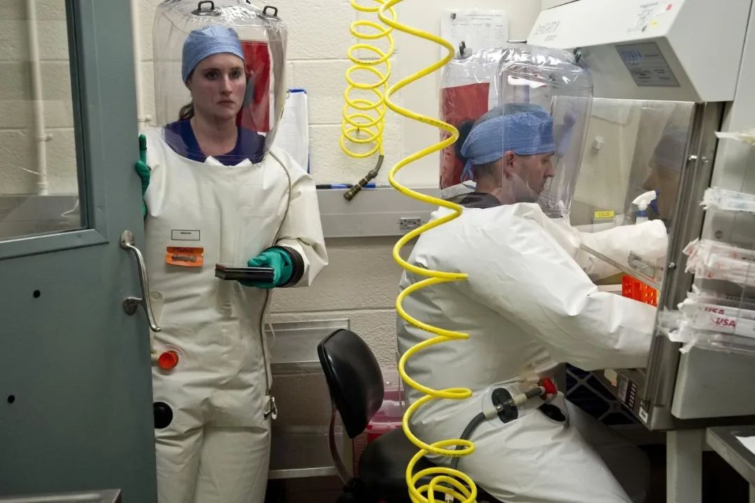 美国泄漏新冠病毒实锤？“战时状态”下，这个地方值得回看！