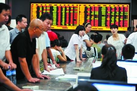 期权和期货哪个风险大，期货的交易特征有哪些？