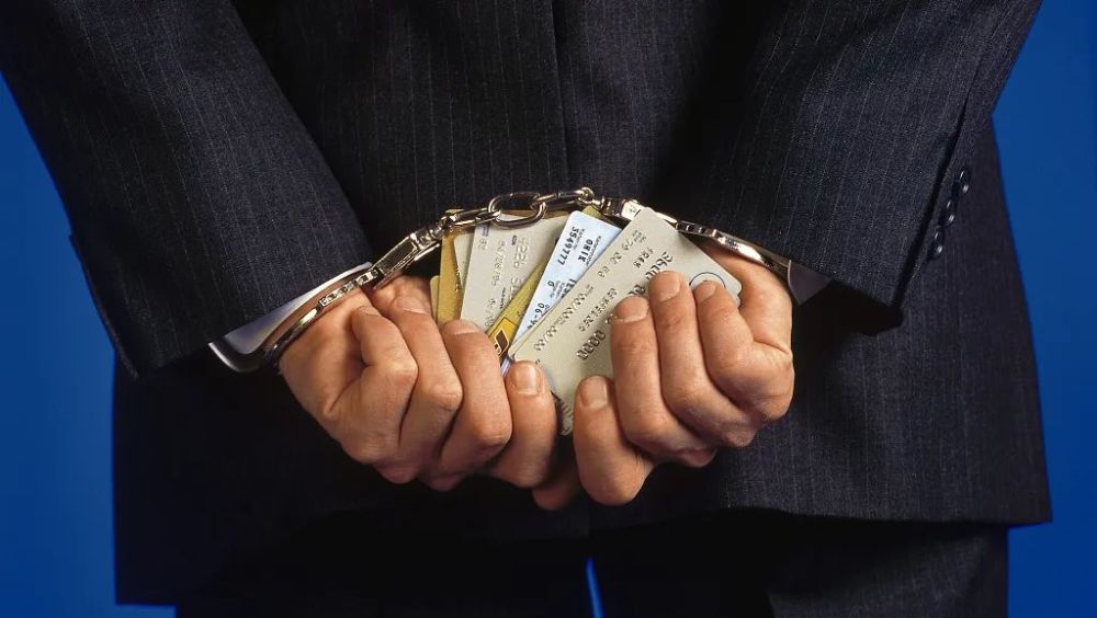 买卖42套银行卡帮助转移非法资金高达……检方已起诉！