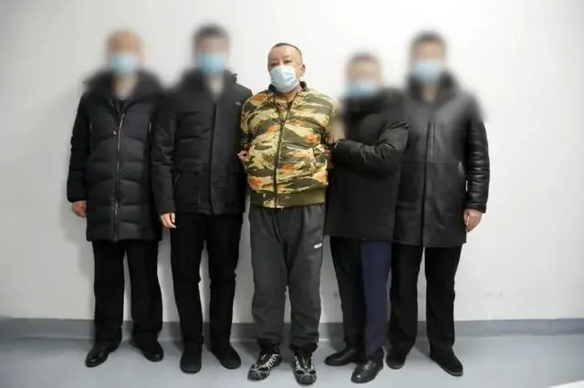 农行一干部贪污公款终落网：躲在洗浴中心，整容换脸隐姓埋名17年