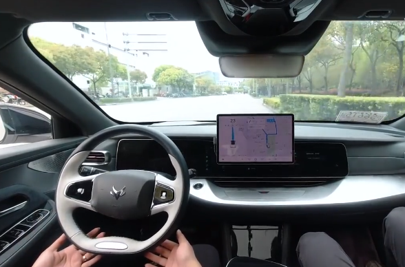 华为自动驾驶技术公开试乘，华为自动驾驶系统的主要特色是什么，华为概念股一览