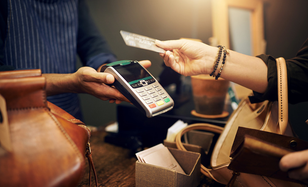 央行：信用卡逾期半年未偿信贷余额同比上升13％