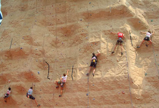 小女孩10秒攀爬12米岩壁是怎么回事，攀岩运动有什么好处，常见几种攀岩装备有哪些