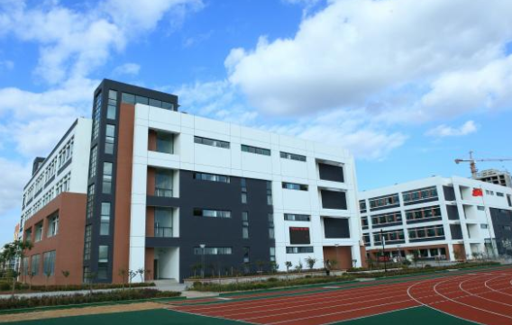 全国共有民办学校超18万所，民办学校和公立学校哪个好，民办学校办学特点有哪些