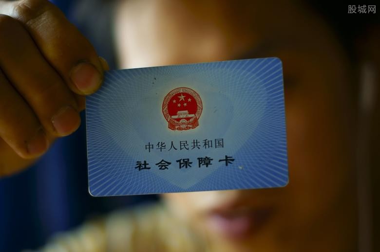 社保什么时候扣费