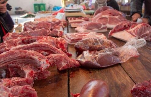 猪价连降18周是什么情况，猪肉降价为什么我们却感觉不明显，下半年生猪价格是怎样的