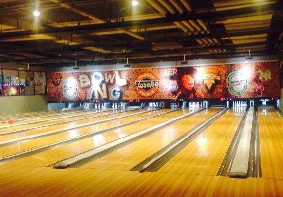 外国投资者可在中国境内设娱乐场所，娱乐场所不得设立在哪些地点，娱乐场所包含什么