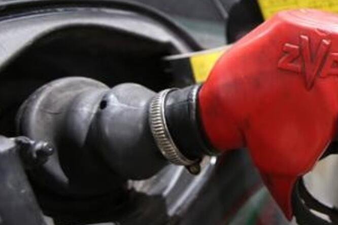 油价将第八次上调油价涨价多少，油价调整窗口时间表2021，油价上调影响哪些行业