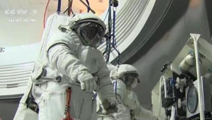 神舟十二号载人飞船将于17日发射，三名宇航员分别是谁，当宇航员需要具备什么条件