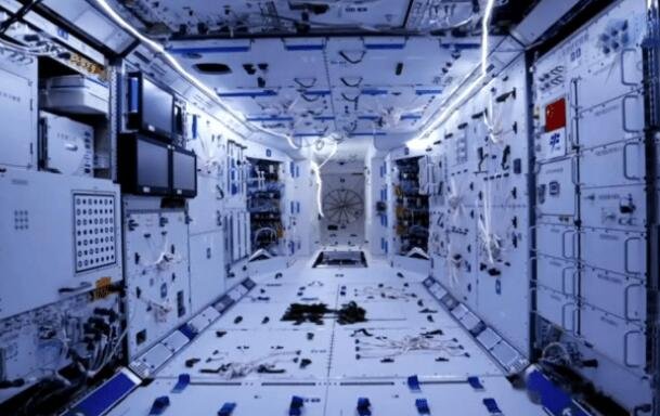航天员太空生活舱内景曝光，航天员是如何生活的，太空里的温度如何及航天员如何保暖