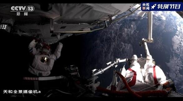 两位航天员舱外合影来了，航天员舱外活动是什么，舱外活动需要什么设备