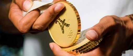 巴黎奥运会奖牌可以拆开，这么设计的原因是什么，奥运会奖牌的价值是多少