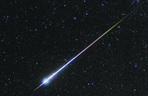 40秒回顾英仙座流星雨划过天际，是怎样的美景，流星雨是怎样形成的