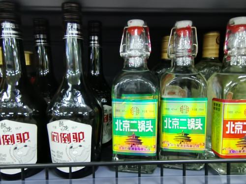 三大指数均跌超2% 两市成交额连续20个交易日破1万亿元