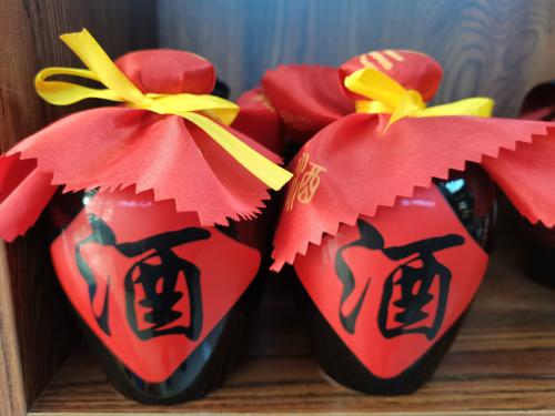 上半年净利润7.35亿元 舍得酒业跌超4%