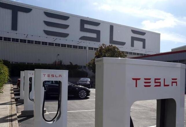 马斯克晋升成为全球首富其资产是多少，马斯克名下都有哪些企业，马斯克是如何发家的