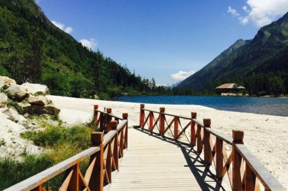 22省份国庆旅游收入四川第一，四川有哪些旅游景点值得去，国内的旅游业现状如何