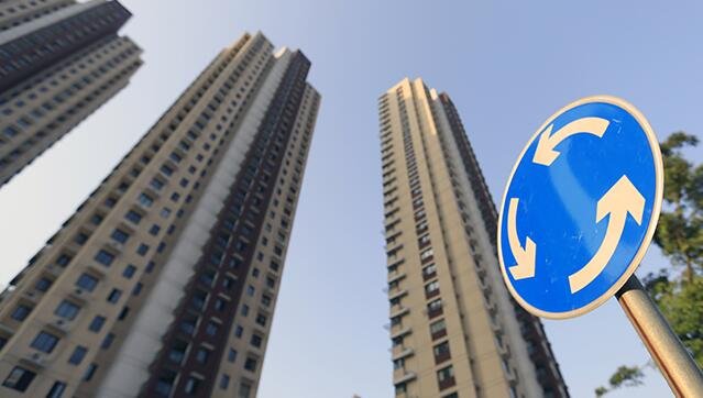 房企集体遭遇流动性紧张，其根源是什么，房地产服务市场的发展方向是什么