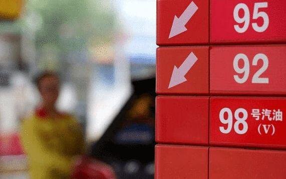 油价时隔三个月终于要跌了，油价前期为什么会出现暴涨？原因是什么？