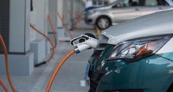 12月3日油价预计将大幅下调，预计油价下调至多少，油价下调对新能源汽车有什么影响