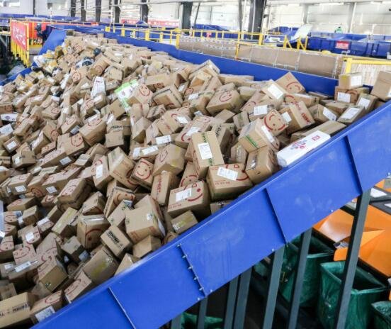 中国快递年业务量首次突破千亿件，为什么快递业务量会暴增，快递行业未来的发展方向是什么