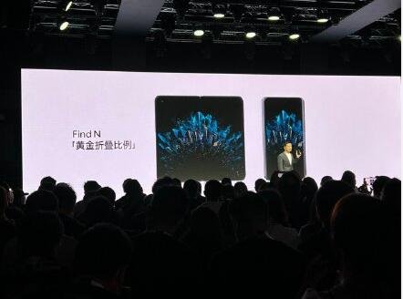 OPPO首款折叠屏长啥样，折叠屏手机能代替直屏手机吗，折叠屏手机有什么优缺点