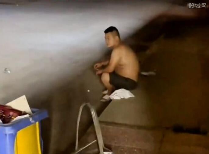 男子落寞的坐在路边