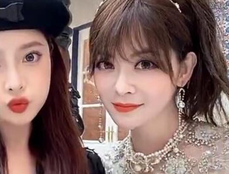 女儿与妈妈同框