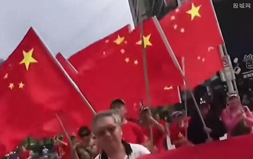 台湾老百姓举红旗唱国家